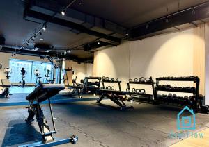 een fitnessruimte met meerdere rijen apparatuur in een kamer bij Coast Apartment with Sauna & Gym, 5 Min to Baltic Sea & Polsat Plus Arena in Gdańsk