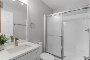 Better Than A 5 Star Hotel في ذا فيلاجيز: حمام مع دش ومرحاض ومغسلة +7 صور