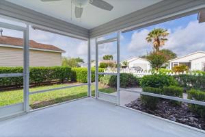 Better Than A 5 Star Hotel في ذا فيلاجيز: غرفة ذات أبواب زجاجية منزلقة تطل على الفناء