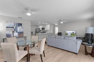 Better Than A 5 Star Hotel في ذا فيلاجيز: غرفة معيشة مع أريكة وطاولة وكراسي