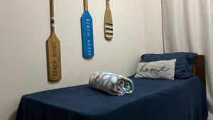 Una cama o camas en una habitación de Frente Mar Apartamento 3Q em Itapema, Meia Praia, suite e 2BWC, Ar Condicionado, Smart TV, garagem e churrasqueira na sacada