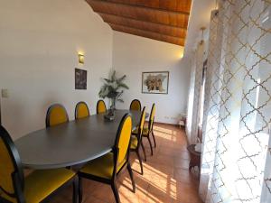 une salle à manger avec une table et des chaises jaunes dans l'établissement Le Grand Sultan 1492, Mirador San Nicolás, Parking included, à Grenade