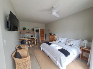 una camera da letto con un letto, una scrivania e una televisione di Umsinga Lodge a East London Altre 26 foto
