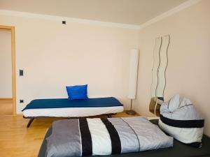 a bedroom with two beds in a room at Ferienwohnung im fränkischen Seenland für bis zu 4 Personen in Hilpoltstein