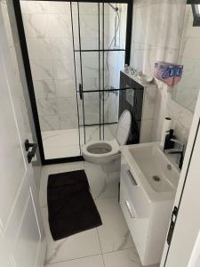 Ένα μπάνιο στο Modern and Cozy 1BR with Mediterranean Charm