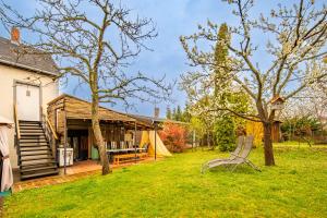 O grădină în afara Karos Vintage House