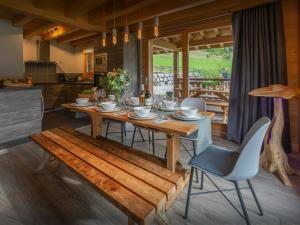 En restaurant eller et andet spisested på Chalet de Nantaux - OVO Network + 23 billeder