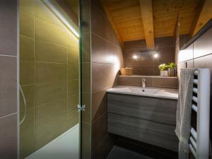 Et badeværelse på Chalet de Nantaux - OVO Network