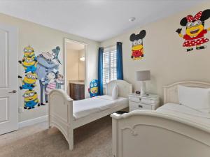 una camera da letto con due letti e adesivi di Hello Kitty sul muro di Family Friendly Home With Private Pool, Game Room, Waterpark & Resort Access Near Disney At Encore Resort - 7638Wi a Kissimmee