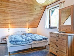 - une chambre avec un lit, une fenêtre et une commode dans l'établissement 4 person holiday home in Nexø-By Traum, à Balke