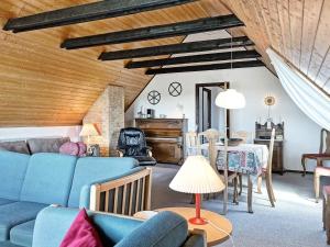 un salon avec un canapé bleu et une table dans l'établissement 4 person holiday home in Nexø-By Traum, à Balke