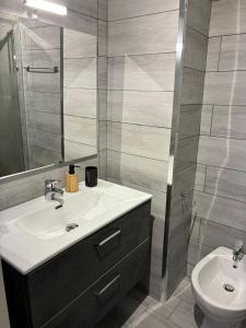 ナポリにあるCavallerizza homeの洗面台とトイレ付きのバスルーム