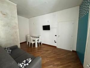 a living room with a couch and a table at Cavallerizza home in Naples