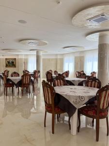 a large dining room with tables and chairs at Albergo Santa Croce in Giffoni Sei Casali