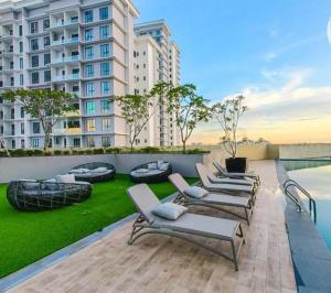ジョホールバルにあるParadigm Residence Johor Bahruの屋上のパティオに並んだ長椅子