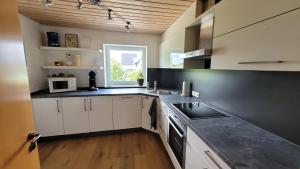 Kuchyň nebo kuchyňský kout v ubytování FeWo Weitblick + 9 fotografií