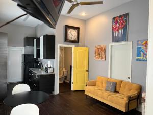 新奥尔良Modern Condo 3的带沙发和黄色门的客厅
