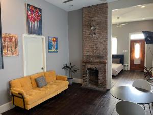 ニューオーリンズにあるModern Condo 3のソファと暖炉のあるリビングルーム