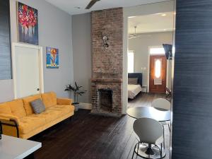 ニューオーリンズにあるModern Condo 3のソファと暖炉のあるリビングルーム