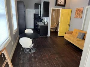 ニューオーリンズにあるModern Condo 3のソファとテーブルと椅子のあるリビングルーム