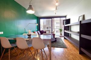 ein Esszimmer mit einem Glastisch und weißen Stühlen in der Unterkunft Apartment Barcelona Rentals - Sarria Apartments Near Center in Barcelona