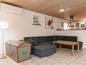 Posezení v ubytování 6 person holiday home in Asnæs-By Traum