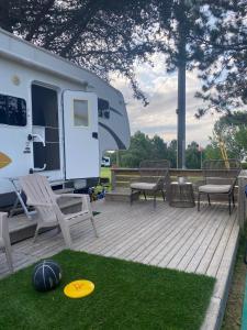 Galeriebild der Unterkunft Glamping- Fifth Wheel RV Getaway in Bathurst