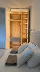 Ένα ή περισσότερα κρεβάτια σε δωμάτιο στο Poilsio Apartamentai