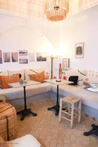 a room with a couch and a table and chairs at Riad do artista space in El Jadida