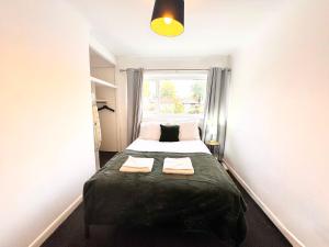 Ένα ή περισσότερα κρεβάτια σε δωμάτιο στο Central Modern Flat in Southampton, Sleeps 5, Free Off-Road Parking, Close to Hospital, Cruise terminal and Centre, Great for contractors, friends & families