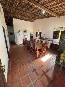 Η κουζίνα ή μικρή κουζίνα στο Casa Beira-Mar no Centro de Pipa - 8 Quartos