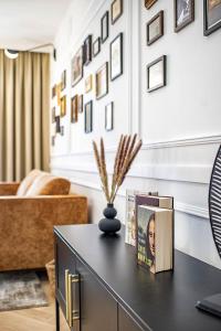 un salon avec une table avec des livres dessus dans l'établissement Beňovský Apartments, à Poprad 191 autres photos