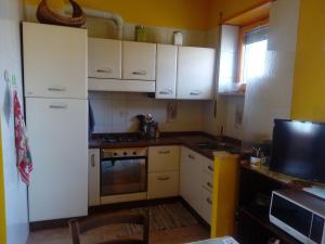 Kuchyň nebo kuchyňský kout v ubytování Comfortable apartment in Torino Mirafiori