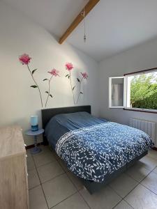 1 dormitorio con 1 cama con flores rosas en la pared en Villa Gainsbourg, en Andernos-les-Bains 22 fotos más