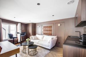 una sala de estar con un sofá y una mesa en Suite Choco Love and SPA, en Belfort
