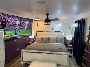 ハリケーンにあるRhinestone Cowboyのベッドの上に大きなテレビがある寝室 +13枚の写真