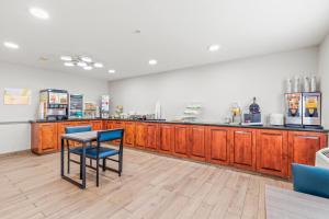 Kuchyň nebo kuchyňský kout v ubytování Quality Inn & Suites On The River