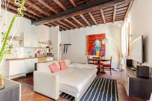 ローマにあるBQA San Crisogono Apartments Rome-Trastevereの白いソファとキッチンのあるリビングルーム +13枚の写真