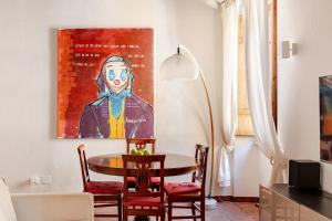 ローマにあるBQA San Crisogono Apartments Rome-Trastevereのダイニングルーム(テーブル付)