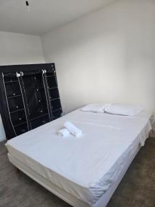 メイジューにあるApartment 2 minutes from Groupamaのタオル2枚が備わるドミトリールームのベッド1台分です。