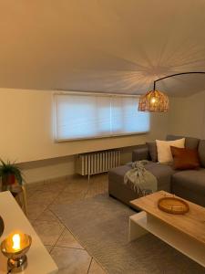 a living room with a couch and a table at Atika Appartamento Relax a 10 min da Benevento in Benevento