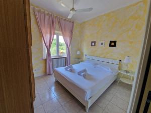 een slaapkamer met een groot wit bed en een raam bij Girasole in Parma