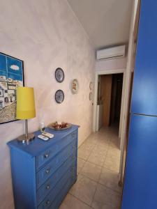 een blauwe ladekast in een keuken met een lamp erop bij Girasole in Parma