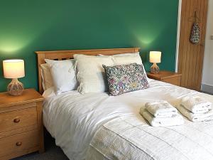 Ένα ή περισσότερα κρεβάτια σε δωμάτιο στο 3 Bed in Penoyre 96240