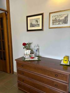 een houten dressoir in een woonkamer met bij Rose Irpinia Home in Montemarano