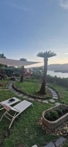 Una mesa y una silla en un campo con árboles. en Villa Razeto, en Zoagli