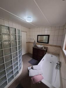un bagno con vasca e lavandino di Concordia Kloof Cottage a Baardskeerdersbos