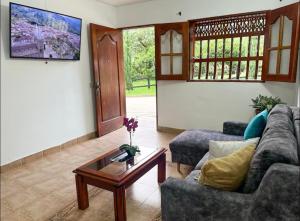 ハルディンにあるCasa El Pinarのソファとコーヒーテーブルのあるリビングルーム