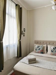 a bedroom with a bed and a window at Hospedagem Inclusiva - Quarto privado com banheiro in Rio de Janeiro