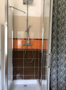 una doccia con una porta in vetro in un bagno di Chambres Au Calme, À La Campagne a Durtal